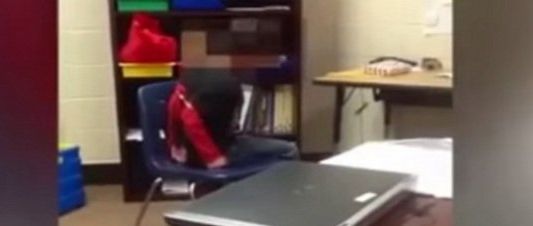 Un policía esposa a un niño de ocho años por portarse mal en el colegio