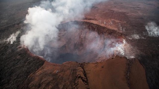 El volcán activo más grande del mundo entró en erupción por primera vez en 40 años