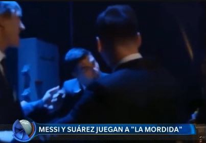 Messi y Suárez juegan a la "mordida"
