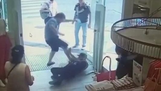 Un hombre fue detenido tras patear en el piso a una policía de la Ciudad