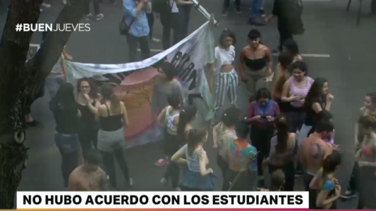 Tomas en escuelas: "Los papás tienen que poder tener los pantalones largos puestos"