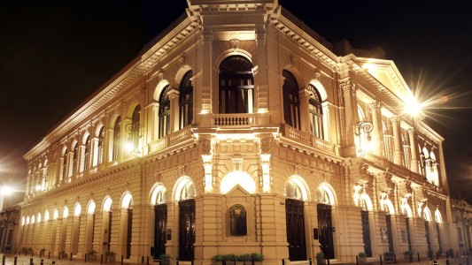 Por primera vez en 100 años restauran la cúpula de un histórico teatro de Rosario
