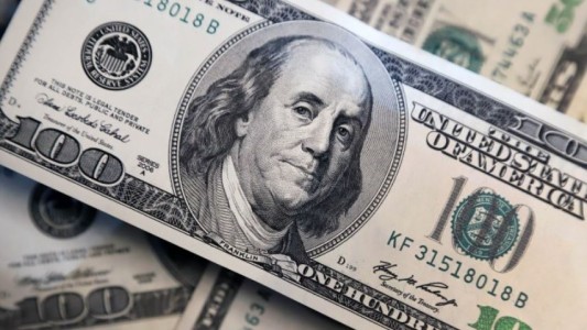 El dólar blue bajó por segundo día consecutivo y cerró en $374