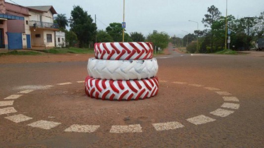 El intendente que hizo una rotonda con tres gomas de camión