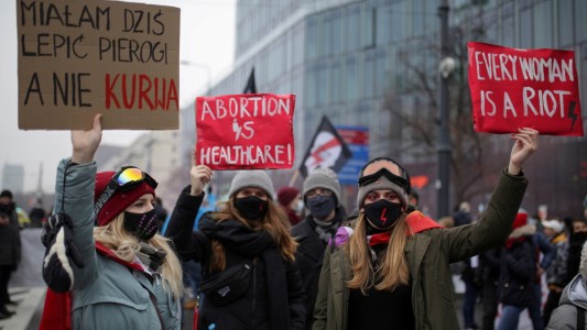 Conmoción en Polonia por el caso de una adolescente a quien le impedían abortar tras sufrir abuso