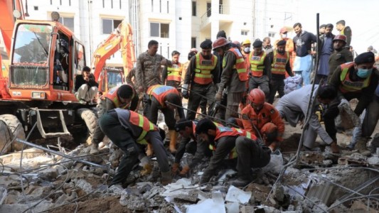 Al menos 93 muertos por ataque suicida contra la policía en una mezquita de Pakistán