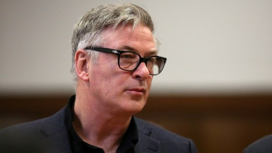 Alec Baldwin fue inculpado formalmente por la muerte de una mujer en el rodaje del film "Rust"