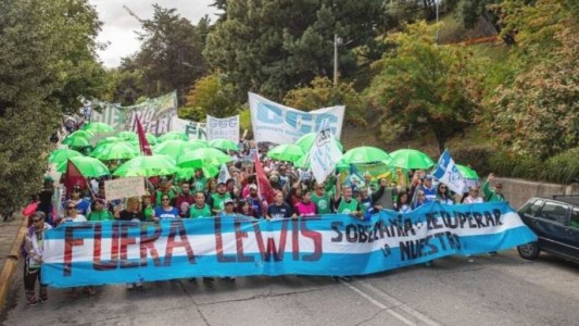 Tensión e incidentes en la "Marcha por la soberanía del Lago Escondido"