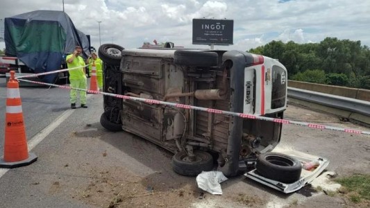 Trágico accidente en la autopista Buenos Aires - La Plata: un muerto al volcar un vehículo utilitario