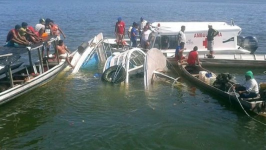 Al menos 3 muertos y 5 desaparecidos al hundirse barco turístico en Río de Janeiro
