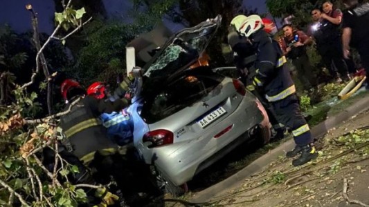 Un muerto y tres heridos en Villa Lugano tras chocar el auto contra un árbol durante una persecución policial