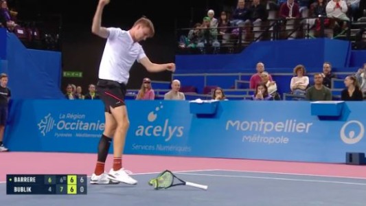 Ataque de furia del tenista Bublik: rompió tres raquetas seguidas - FlashChat