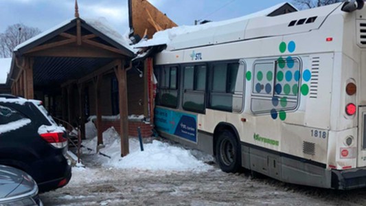 Dos niños murieron al estrellarse un colectivo contra una guardería en Canadá