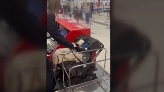 Les informaron que su hijo de 2 años debía pagar pasaje y lo abandonaron en el aeropuerto