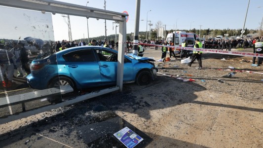 Atentado en Jerusalén: chocó con el auto una parada de colectivo y mató a dos personas