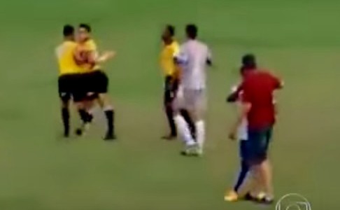 Brasil: un árbitro sacó un revólver en medio de un partido