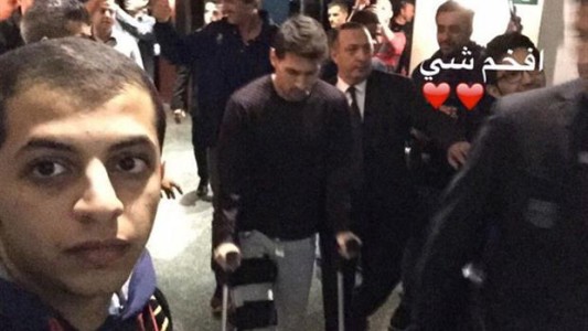 Messi fue con muletas a alentar al Barcelona al Camp Nou