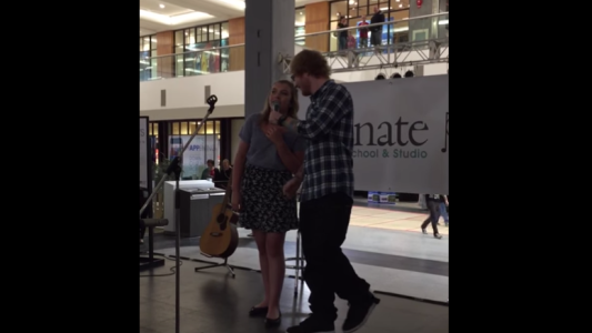 Dueto sorpresa de Ed Sheeran con una adolescente en un shopping se vuelve viral