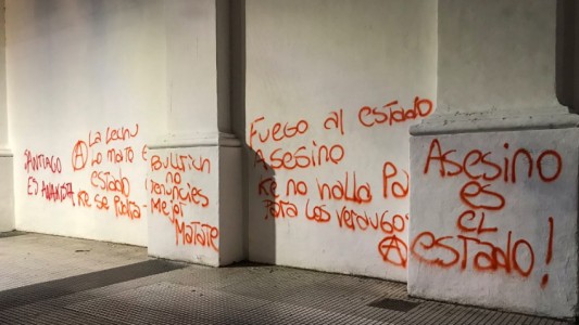 Pintadas en el Cabildo durante la marcha por Santiago Maldonado