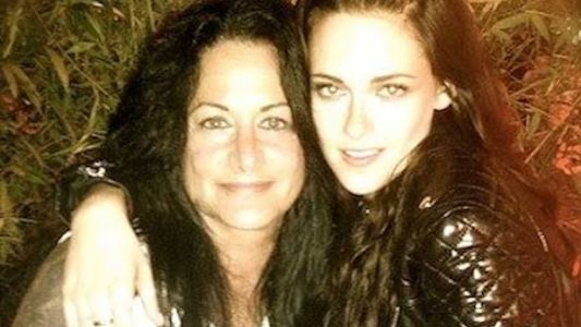 La madre de Kristen Stewart ahora niega haber dicho que su hija era bisexual
