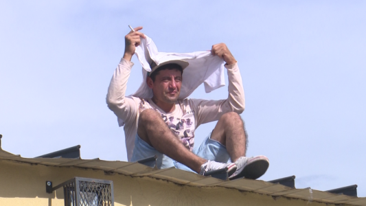 Video: un padre se atrincheró en el techo de un colegio en señal de protesta