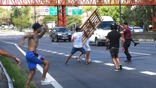Incidentes tras el desalojo a los vecinos que protestaban por los cortes de luz en la Autopista Dellepiane