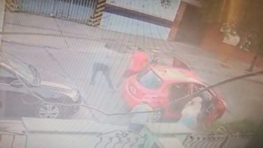 La Tablada: apuñalaron a un hombre delante de su esposa y su hijo de ocho años para robarle el auto