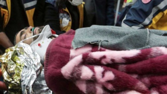 Turquía: rescatan a un hombre que estuvo 12 días bajo los escombros