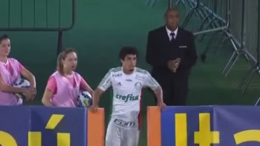 Video: el referí se arrepintió de echar a un futbolista y lo hizo regresar del vestuario para seguir jugando