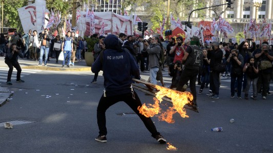 Incidentes y detrozos en una marcha a Plaza de Mayo por Santiago Maldonado