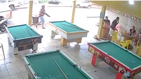 Policía busca a dos hombres por matar a siete personas tras perder una apuesta de pool