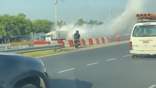 Caos en el Acceso Oeste: un camión derramó una sustancia tóxica a la altura de Ituzaingó