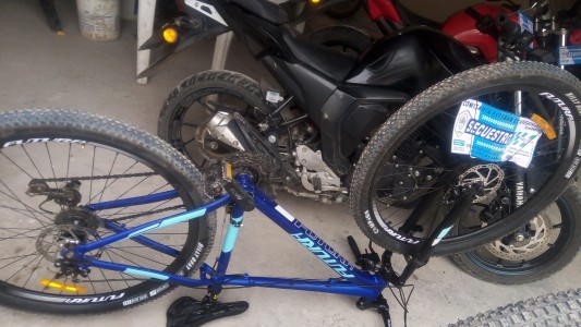 Encuentran motos y bicicletas robadas durante un allanamiento en Esteban Echeverria