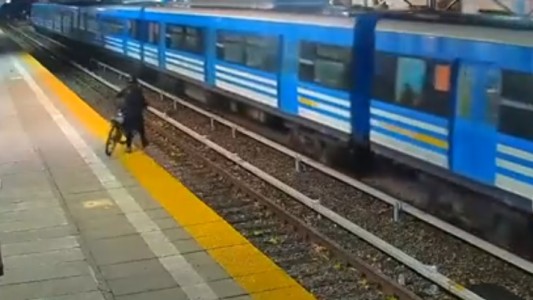 Video: una mujer se cayó a las vías en la estación de San Isidro