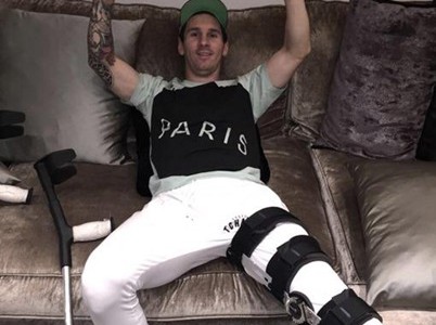 La foto de Messi con su pierna izquierda inmovilizada