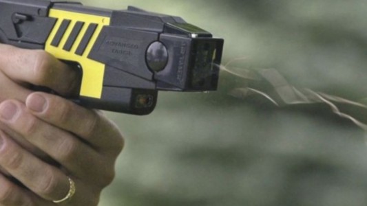 Amnistía Internacional recomendó que se suspenda la compra de las pistolas taser