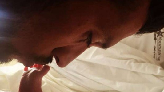 Ezequiel Garay expresó su alegría por el nacimiento de su hija en redes sociales