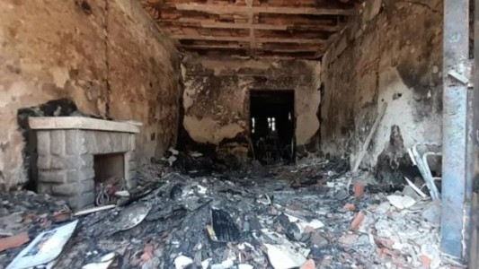 Incendiaron una casa para robar y los vecinos rescataron a su dueña