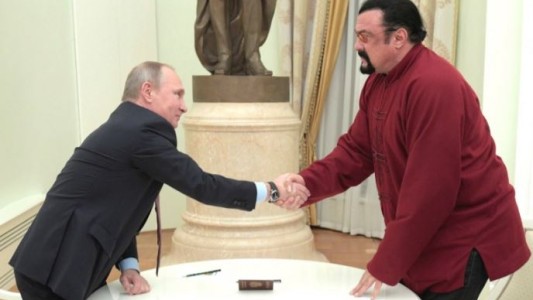 Vladimir Putin le concedió a Steven Seagal la “Orden de la Amistad”