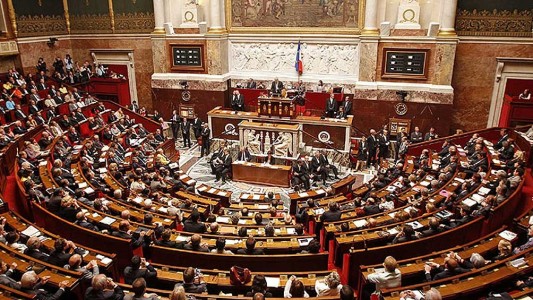 El Senado de Francia empezó a debatir la resistida reforma que busca aumentar la edad de jubilación