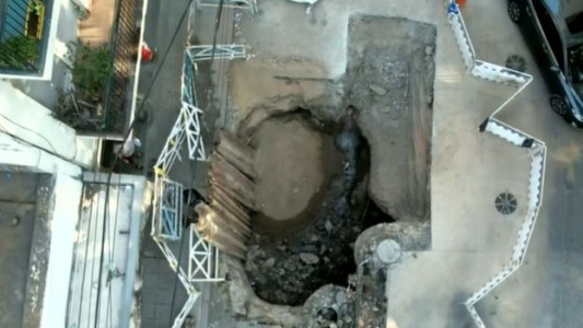 Un pozo gigante colapsa el tránsito en Caballito