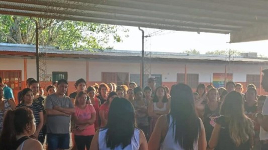Madre de un alumno le dio una paliza al maestro en la puerta de la escuela
