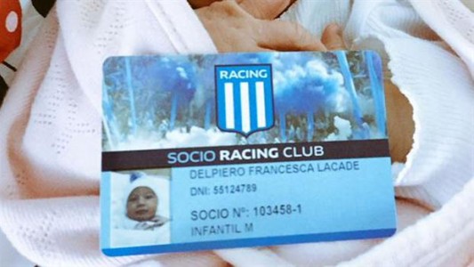La pareja fanática de Racing que le puso "Lacade" a su hija recién nacida