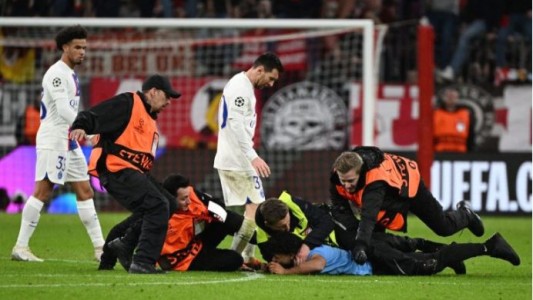 Un hincha se metió a saludar a Messi y fue reducido por la seguridad