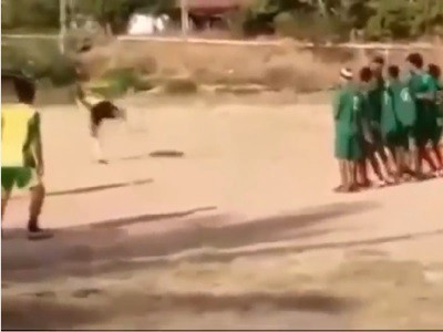 #EsViral Golazo de tiro libre, pero de taco