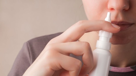 Aprobaron un spray nasal que elimina el dolor de cabeza en 15 minutos