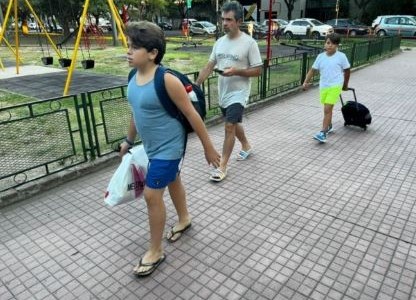 Por el calor, a la escuela en malla y ojotas