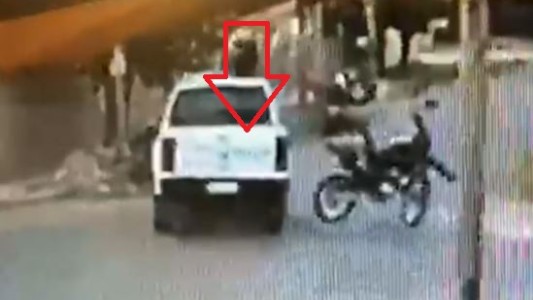 Huían de la policía, chocan contra un patrullero y terminan adentro del móvil