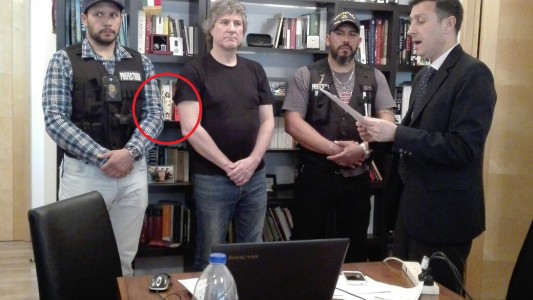 Se viraliza un detalle en la foto de la detención de Boudou