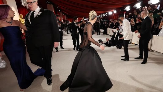 Lady Gaga auxilió a fotógrafo que sufrió caída en los Oscar 2023
